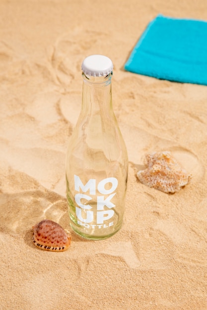 PSD bottiglia di soda sul modello della spiaggia