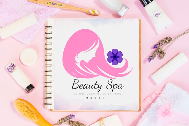 Assortimento di spa e benessere con mock-up per notebook