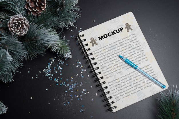 PSD mockup di quaderno a spirale per natale