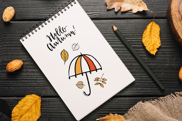 PSD mockup di blocco note a spirale con ciao autunno concept