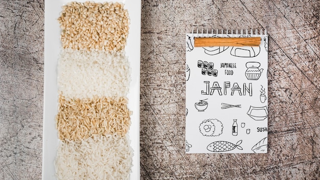Mockup di blocco note a spirale con mockup di cibo giapponese