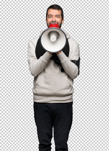 Sport man schreeuwen door een megafoon om iets aan te kondigen
