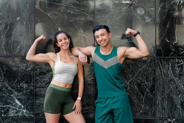 Sport tank en shorts mockup psd op atletische vrouw en man vrienden