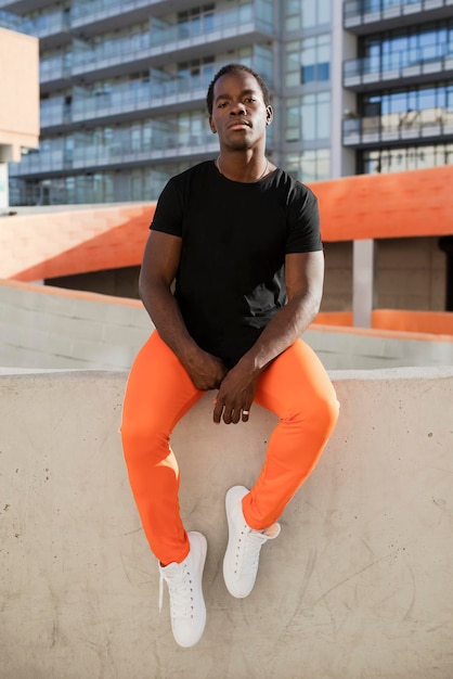 Sportkleding zwarte t-shirt mockup psd met oranje broek coole mannen mode