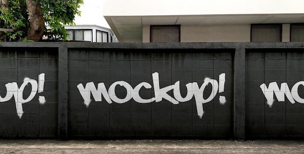 Spray sul mockup del muro nero