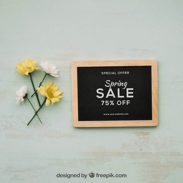 PSD spring concept mockup con fiori accanto all'ardesia