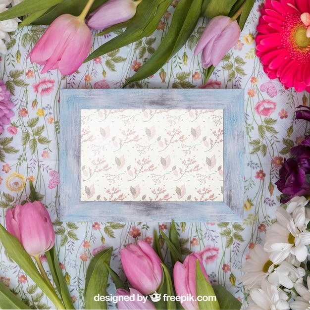 Mockup di primavera con cornice in legno blu