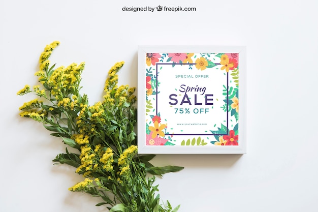 Spring mockup con telaio e fiori di campo