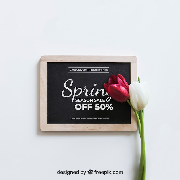 PSD spring mockup con rose su ardesia