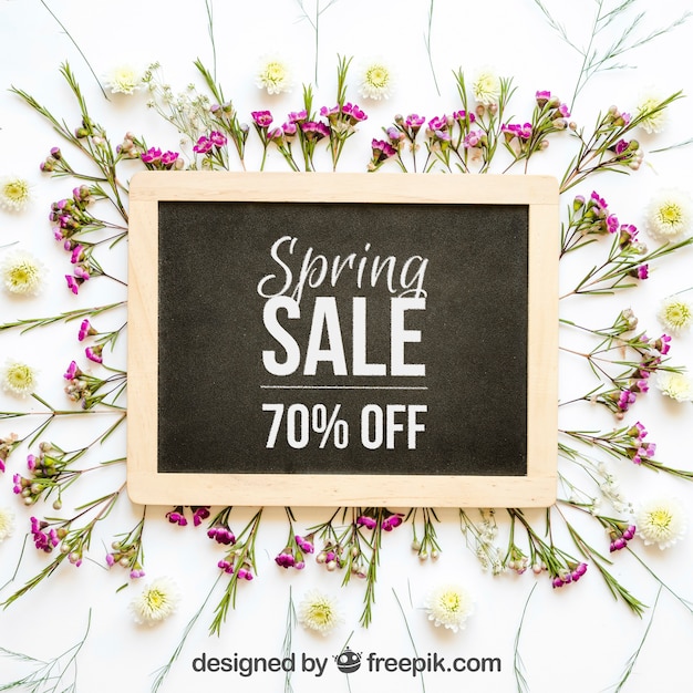 PSD mockup di primavera con ardesia e fiori