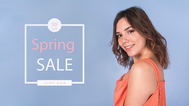 PSD spring sale mockup met stijlvolle vrouw