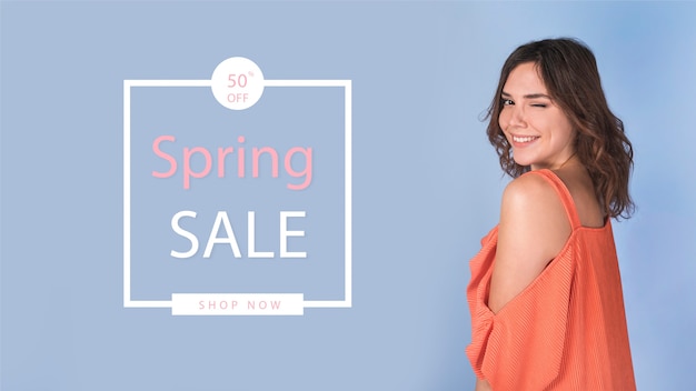 PSD mockup di vendita di primavera con donna alla moda