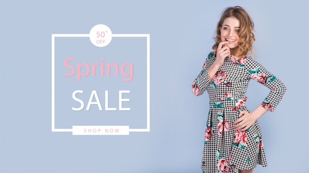 PSD mockup di vendita di primavera con donna alla moda