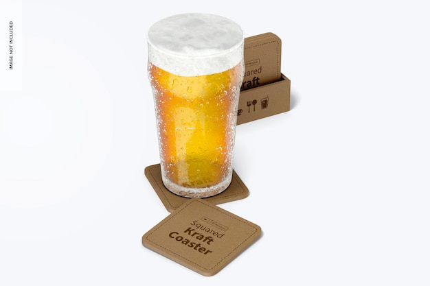 Sottobicchiere quadrato kraft con mockup di bicchiere di birra