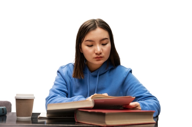 Średnio strzelana kobieta studiująca