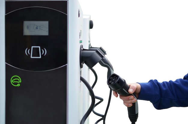 Stacja ładowania samochodów elektrycznych izolowana na białym tle