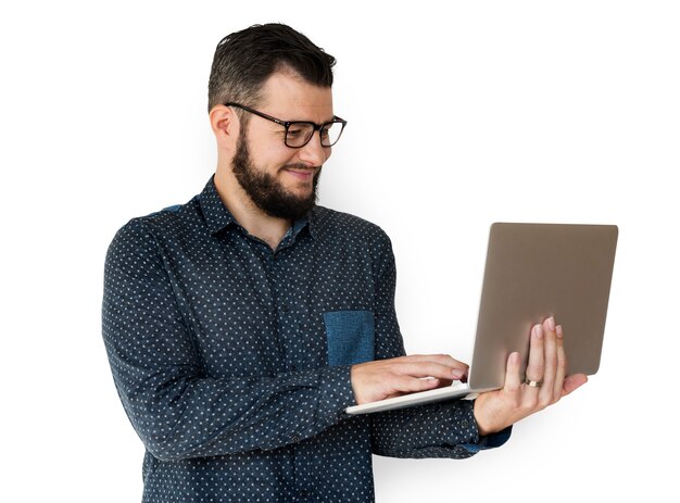 PSD uomo in piedi digitando sul computer portatile