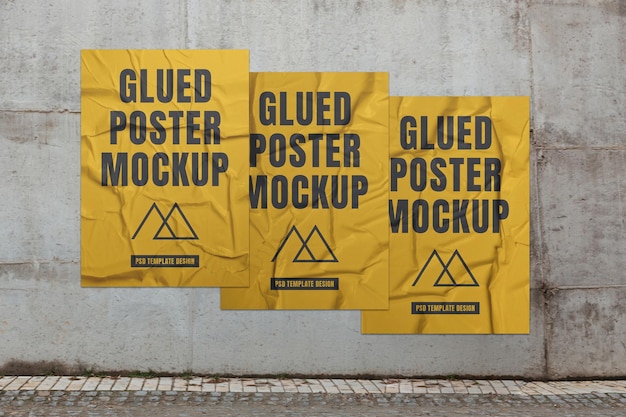 Stapel gelijmd gele poster mockup op betonnen muur textuur achtergrond