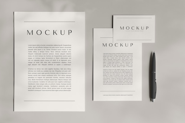 PSD mockup di kit di cancelleria con sovrapposizione di ombre