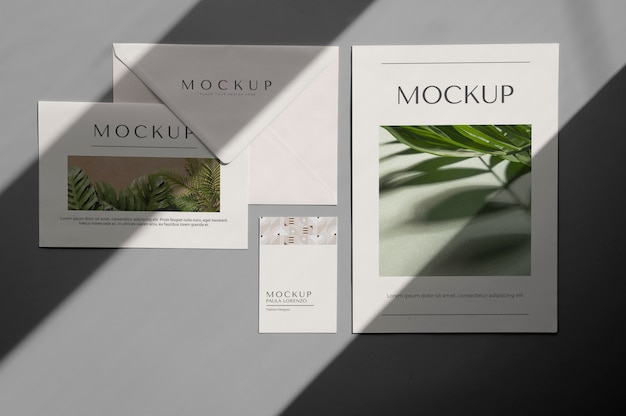 Mockup di kit di cancelleria con sovrapposizione di ombre