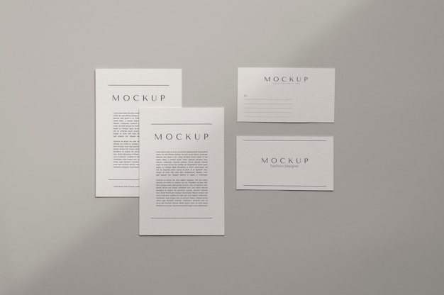 PSD mockup di kit di cancelleria con sovrapposizione di ombre