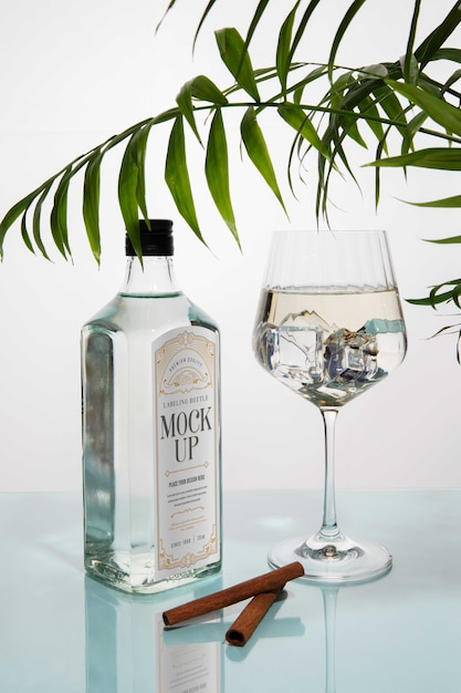 PSD natura morta di bottiglia di gin con mockup di etichetta