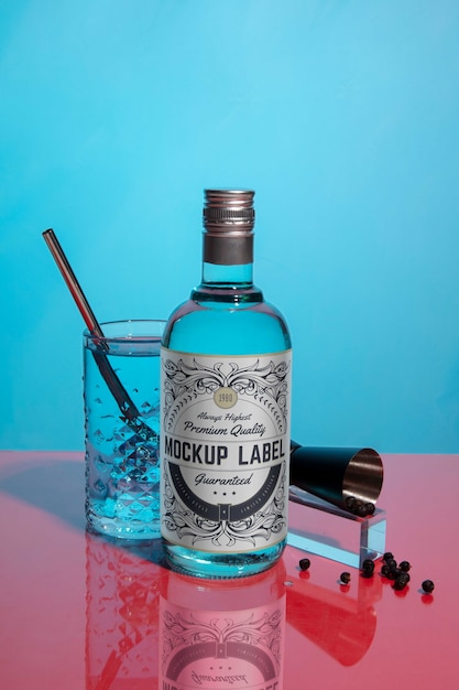 Natura morta di bottiglia di gin con mockup di etichetta