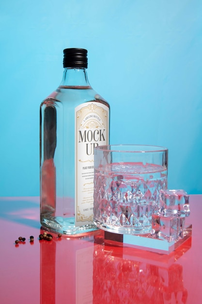 Natura morta di bottiglia di gin con mockup di etichetta