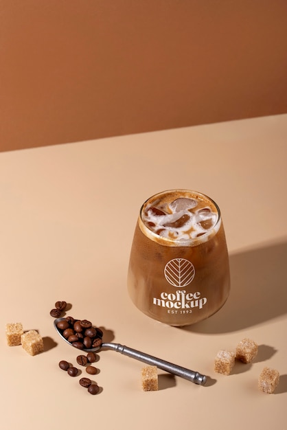 PSD mockup di caffè ghiacciato di natura morta