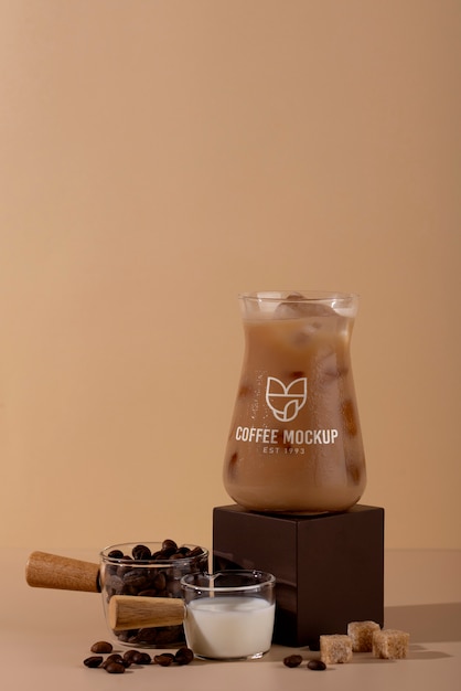 PSD mockup di caffè ghiacciato di natura morta