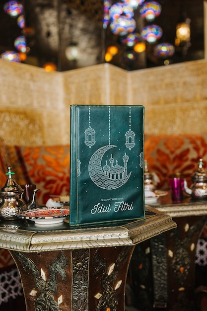 PSD natura morta di menu mockup nel ristorante arabo