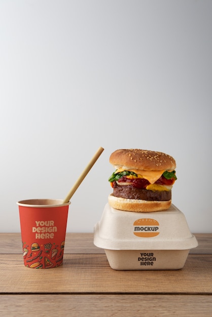 Natura morta con mockup di scatola di hamburger