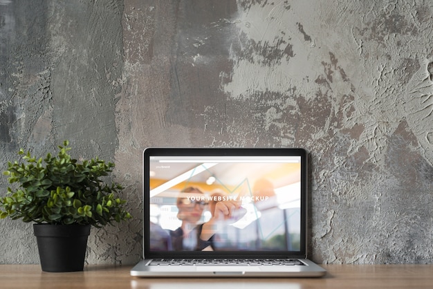 Stilleven met laptop mockup