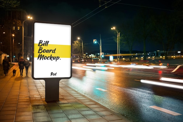 Straat billboard mockup in de stad 's nachts