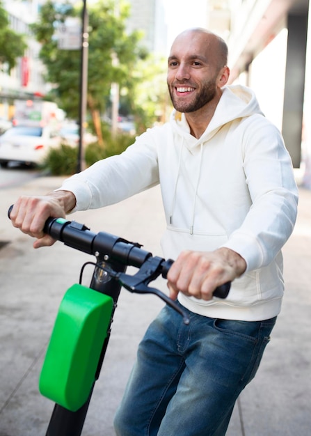 Streetwear witte hoodie mockup psd man rijden scooter stijlvolle kleding