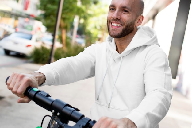 Streetwear witte hoodie mockup psd man rijden scooter stijlvolle kleding