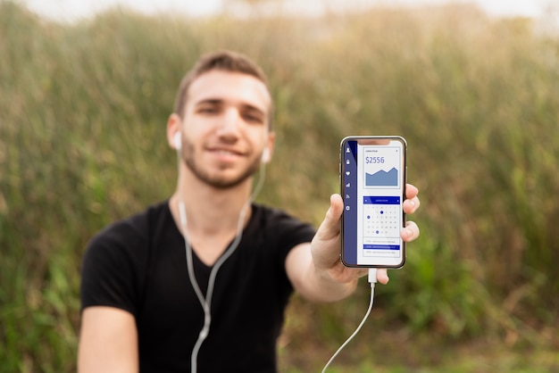 携帯電話で音楽を聴く学生男