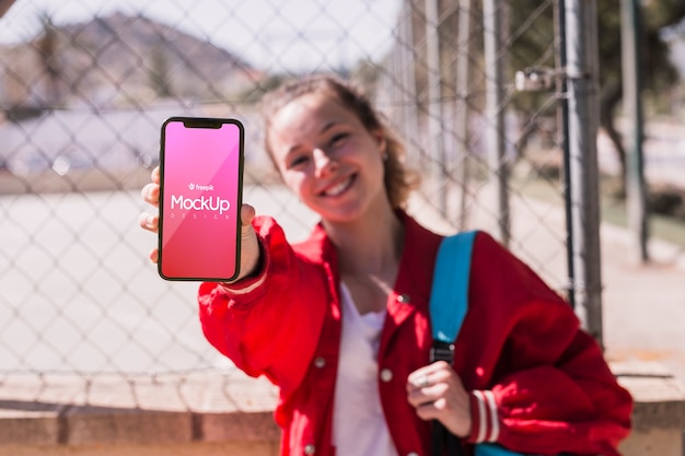 Studentenmeisje die haar telefoonmodel tonen