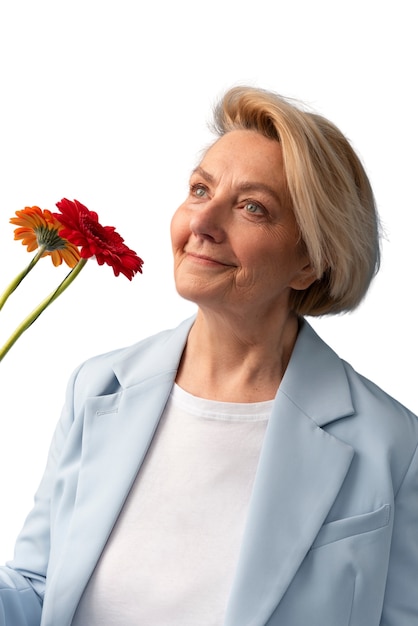 デイジーの花を持つ年配の女性のスタジオ ポートレート