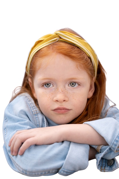 Studio portret van schattig jong meisje