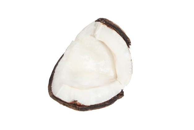 PSD stukdeel van een kokosnoot in een kokosnootschaal op een witte achtergrond