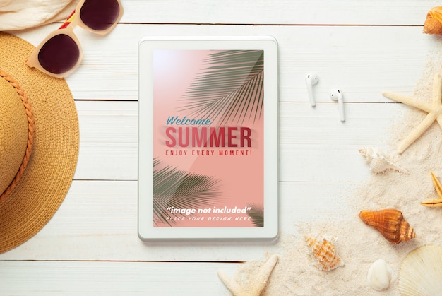 Composizione estiva con tablet mockup e accessori da spiaggia