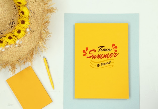 Summer flat lay frame mockup con note e cappello di paglia