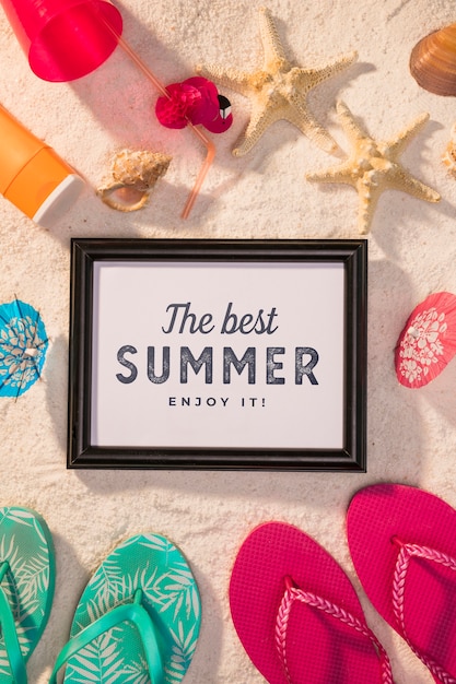 PSD summer mockup con sandali colorati