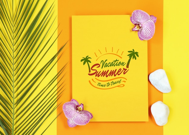 PSD summer mockup lettera gialla con foglie di palma e fiori