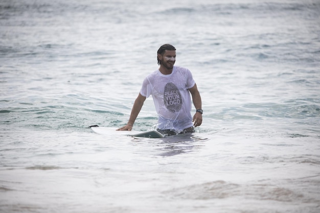 Mockup di maglietta da surfista