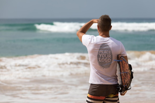 PSD mockup di maglietta da surfista