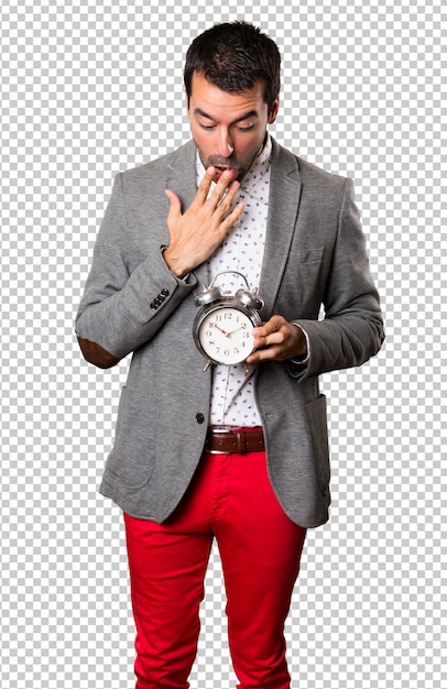 PSD uomo bello sorpreso che tiene orologio vintage