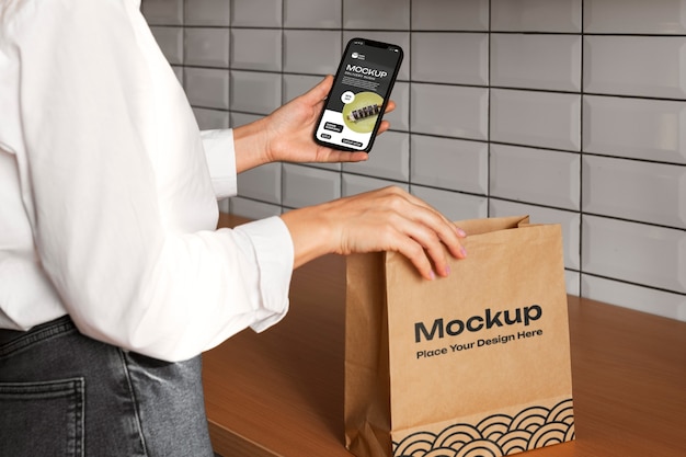 PSD ordine di sushi e mockup di smartphone