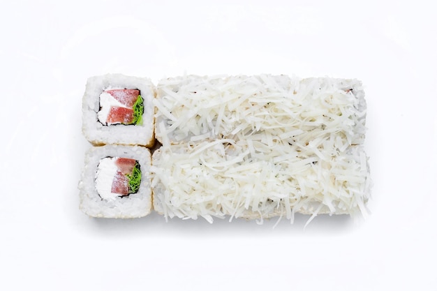 Un rotolo di sushi con sopra del riso